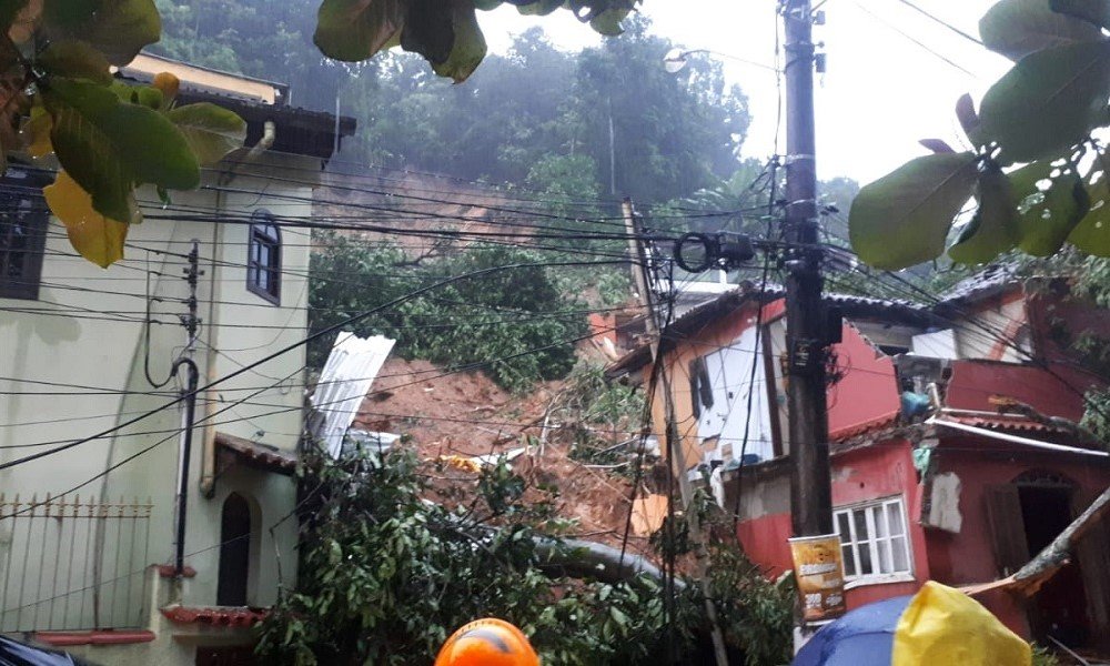 Fortes chuvas alagam cidades, causam deslizamentos e deixam ao menos 13 mortos no Estado do RJ