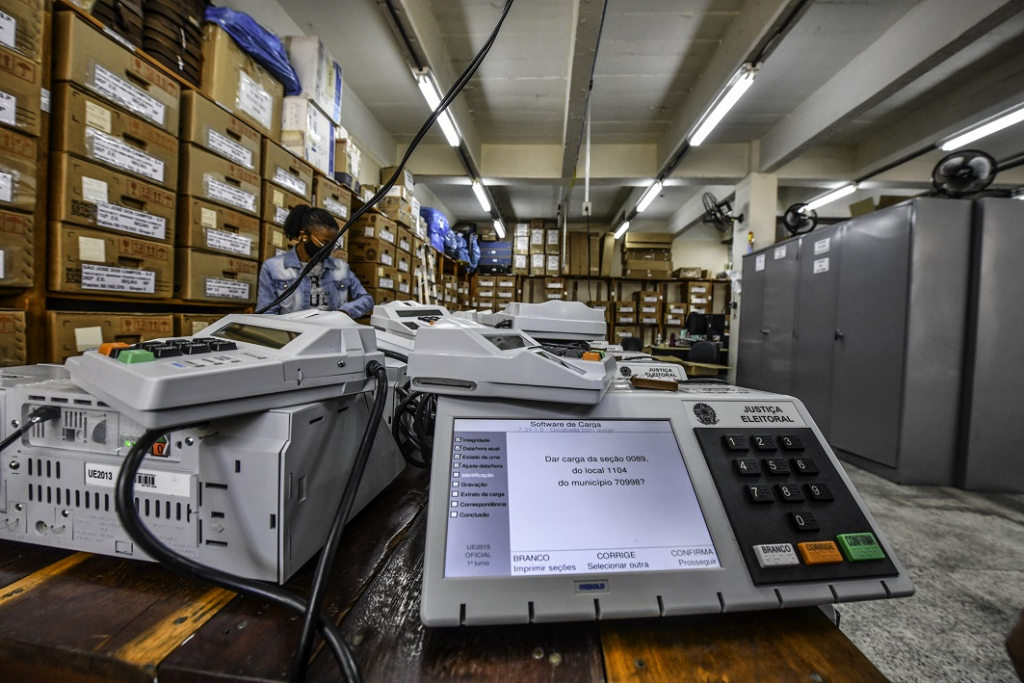 TRE-SP mostra à imprensa procedimentos que farão nas urnas