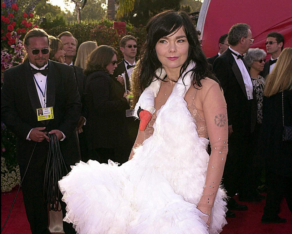 Vestido polêmico de Björk, reproduzido em ‘As Branquelas’, vai virar peça de museu