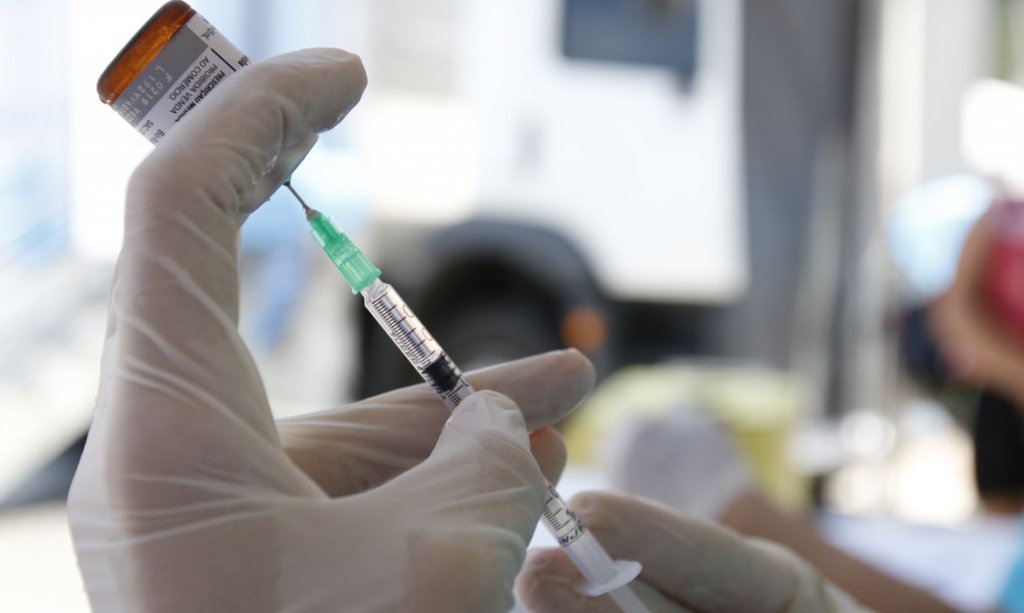 Clínicas privadas temem falta de vacinas contra gripe com alta demanda após surto em 2021