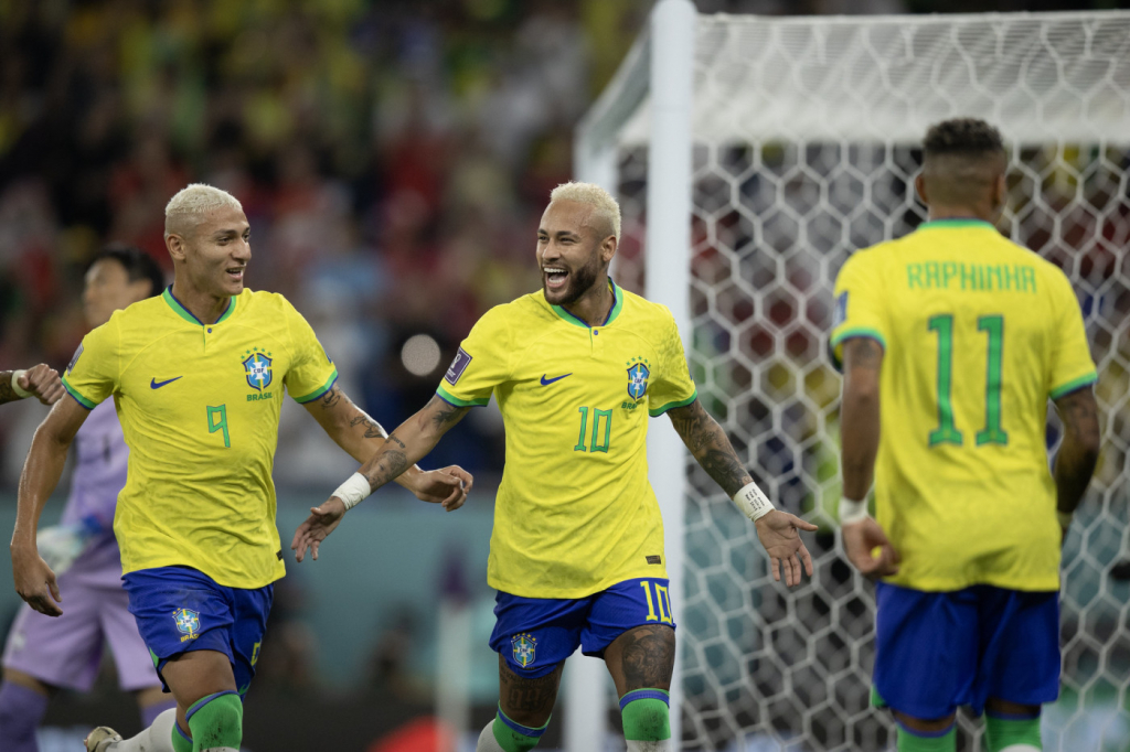 Neymar destaca esforço no tratamento, dedica vitória a Pelé e abre contagem para o hexa: ‘Faltam três’