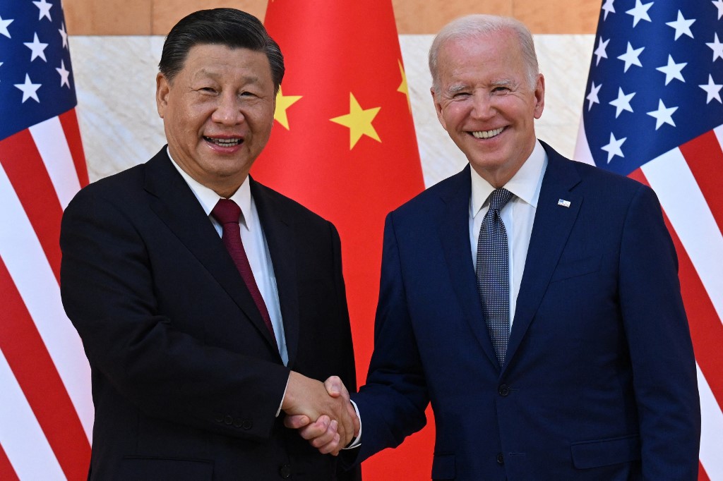 Biden e Xi apertam as mãos pela primeira vez e prometem evitar conflito EUA-China