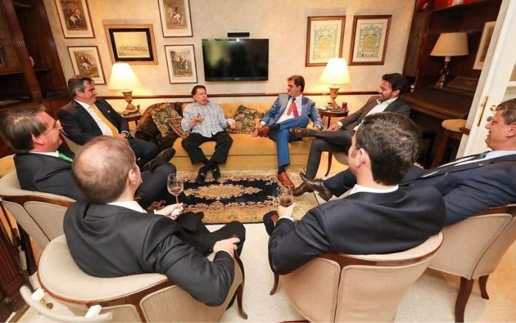 Silvio Santos recebe visita de Bolsonaro e de ministros do atual governo