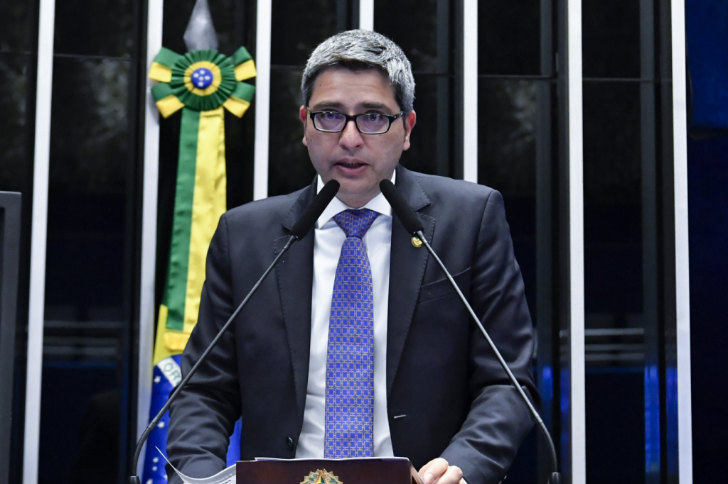Governo indica Carlos Portinho como novo líder do Senado