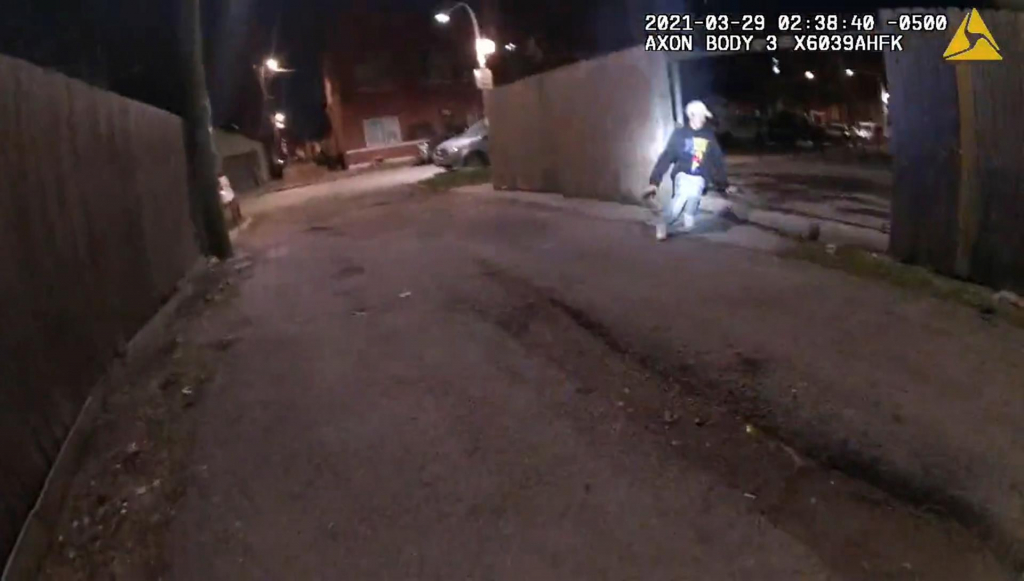 Câmera registra policial atirando em menino de 13 anos em Chicago
