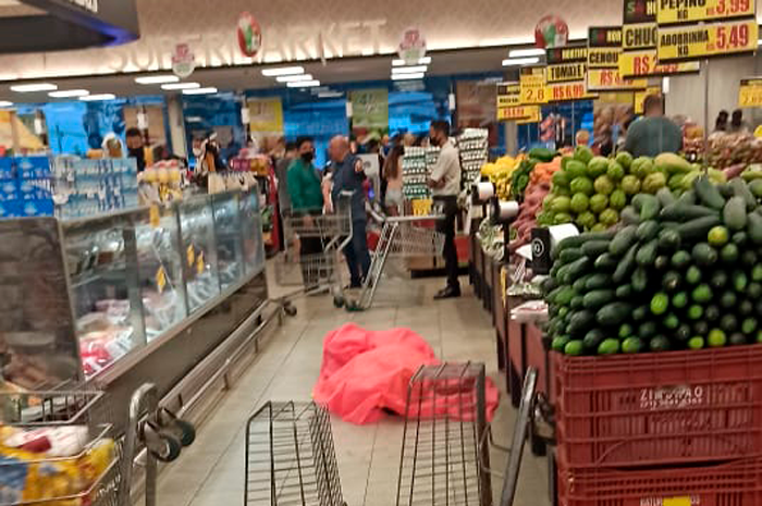 Mulher passa mal, morre em supermercado no Rio de Janeiro e é coberta com plástico rosa