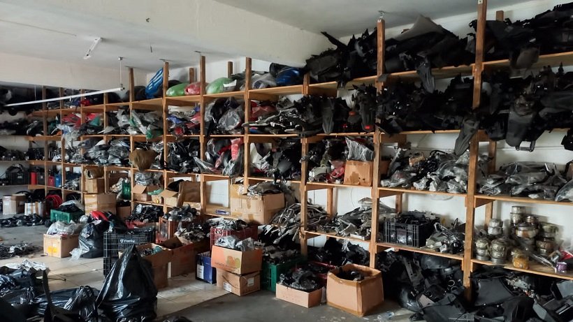 Polícia apreende 4,3 mil peças de motocicletas e descobre capacetes escondidos em teto de loja