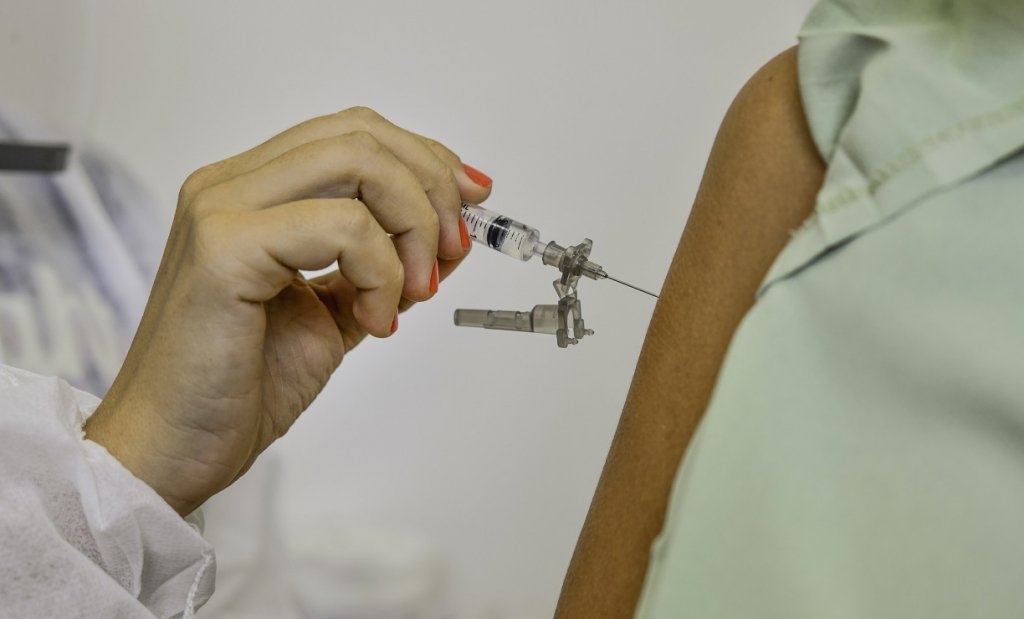 Reino Unido vacina 845 mil pessoas contra Covid-19 em um dia e bate recorde