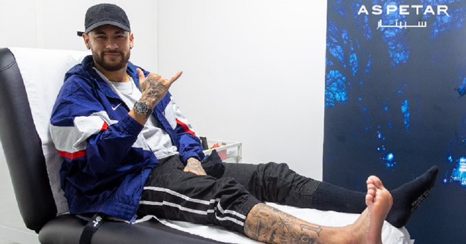 Neymar volta ao PSG, tira bota de imobilização e dá bons sinais de recuperação após cirurgia  