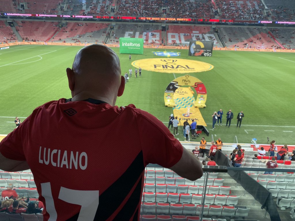 Torcedor do Athletico-PR é demitido por arremessar cerveja em Luciano Hang