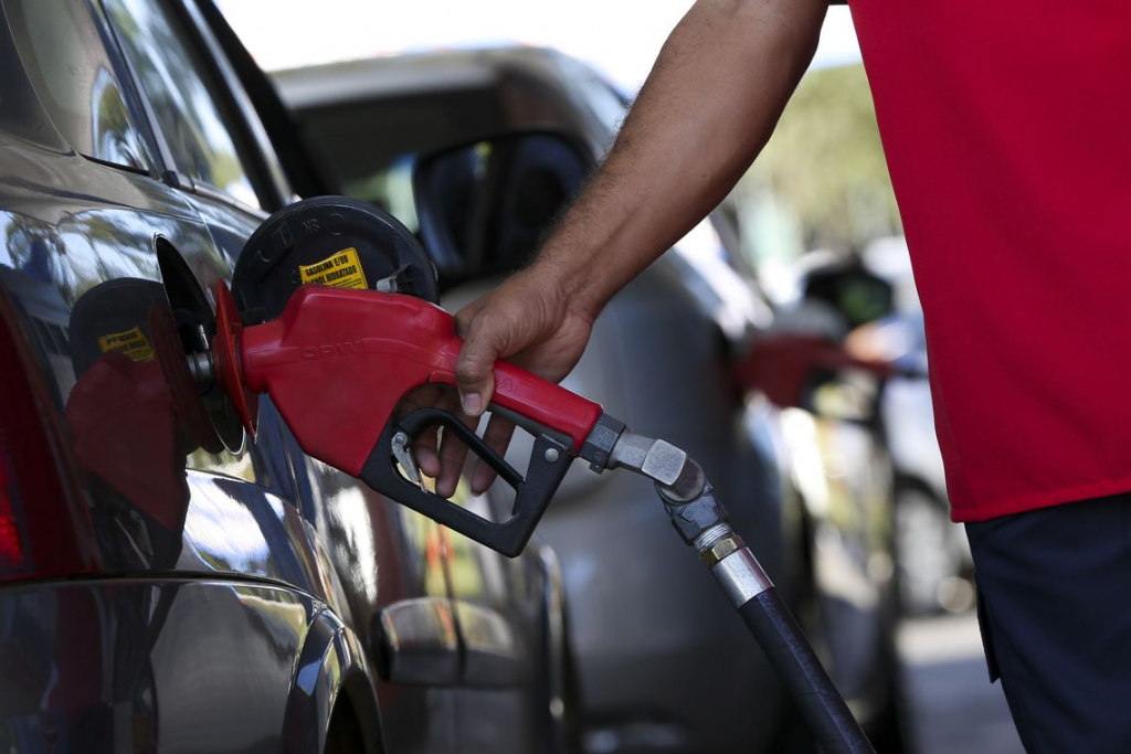 Gasolina sobe 3,2% na primeira semana do ano e fica acima dos R$ 5