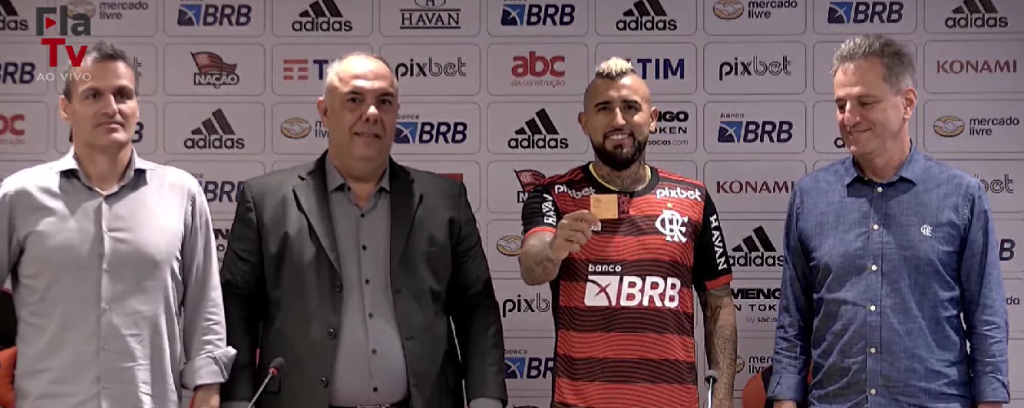 Flamengo apresenta Arturo Vidal e fala sobre tentativa de contratar Oscar