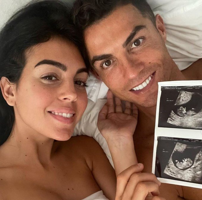 Cristiano Ronaldo anuncia que esposa está grávida de gêmeos: ‘Ansiosos para conhecê-los’  