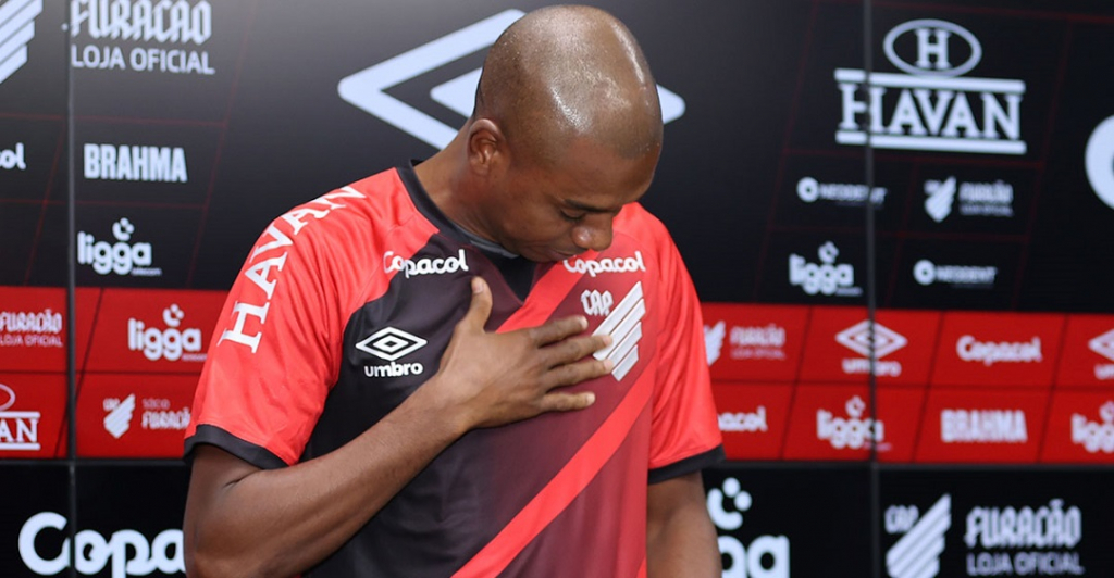 Athletico-PR anuncia retorno de Fernandinho e admite chance de contratar Daniel Alves