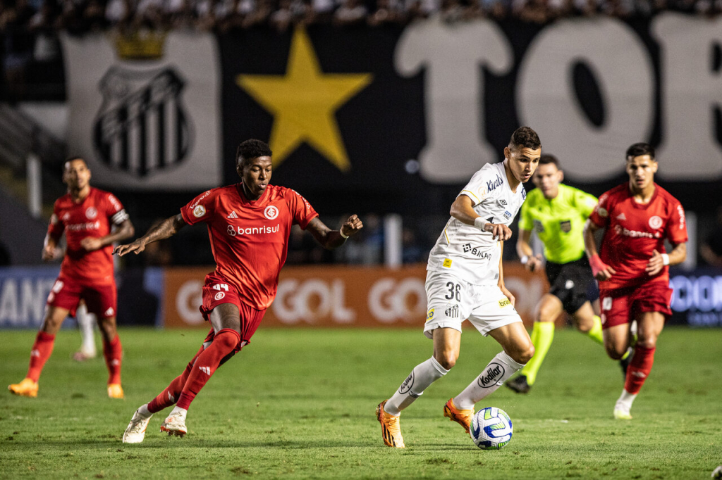 Campeonato Brasileiro: Santos e Internacional empatam por 1 a 1 na Vila Belmiro