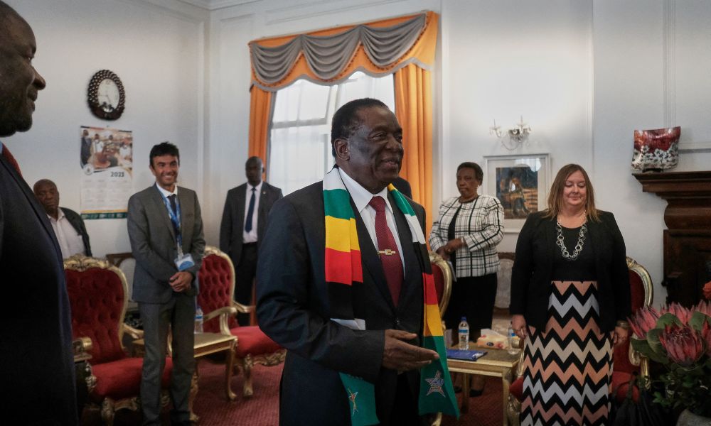 Presidente do Zimbábue é reeleito em meio a denúncias de irregularidades