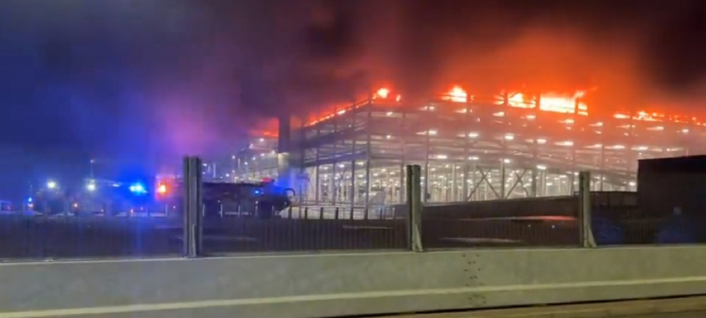 Incêndio de grandes proporções atinge aeroporto de Londres; todos os voos são suspensos 