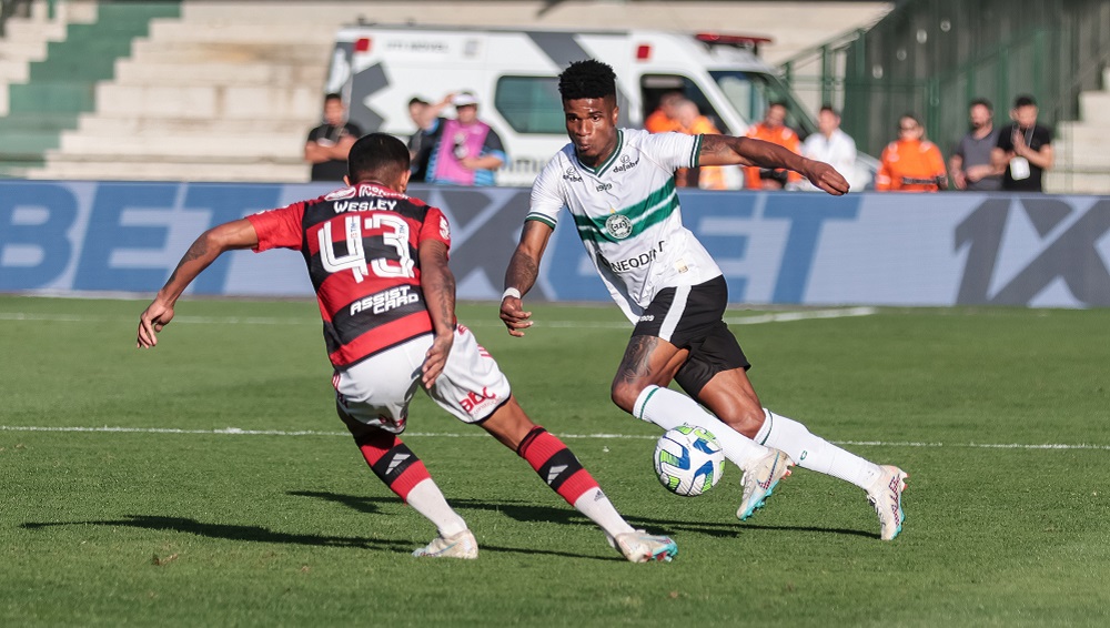 Com gol de Gerson nos acréscimos do segundo tempo, Flamengo vence Coritiba por 3 a 2 pelo Brasileirão