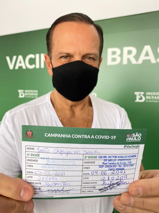 ‘Vacina do Butantan no braço’, diz Doria ao receber a segunda dose da CoronaVac