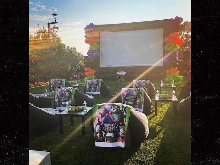LeBron James monta cinema ao ar livre para festa de Halloween da filha