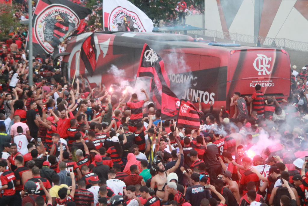 Torcida do Flamengo faz grande festa para se despedir do time antes da final da Libertadores; veja vídeos