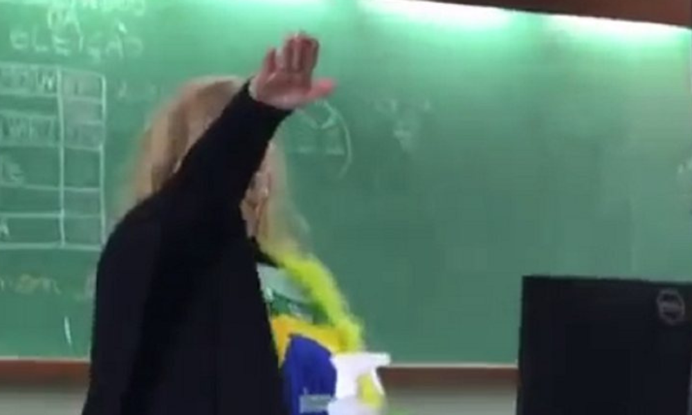 Colégio demite professora filmada fazendo gesto nazista em sala de aula