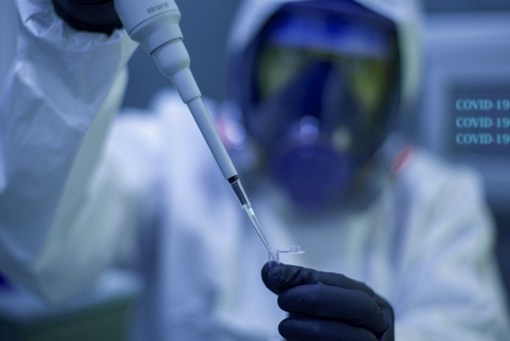 Astrazeneca e Pfizer anunciam testes de vacinas contra a omicron