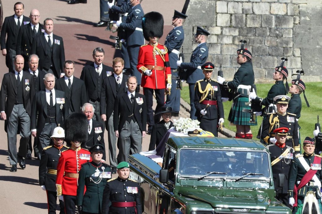 Família real britânica se despede do Príncipe Philip em cerimônia restrita