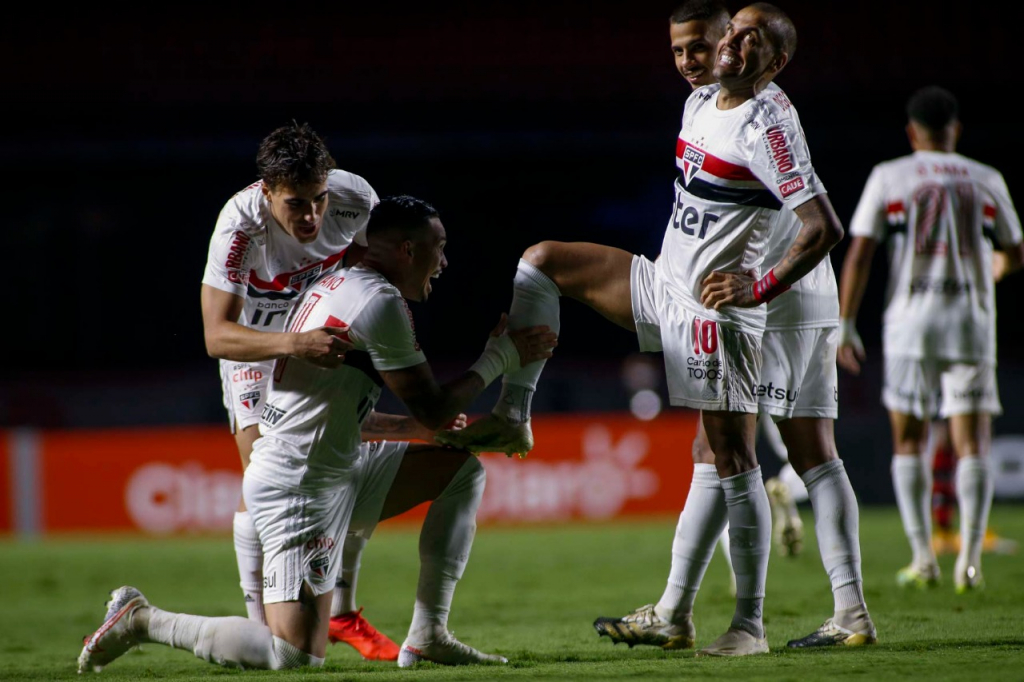 Daniel Alves rebate críticos após classificação do SPFC na Copa do Brasil; veja