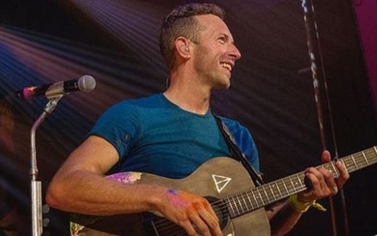 Chris Martin surpreende ao se declarar à atriz de ’50 Tons de Cinza’ em show do Coldplay
