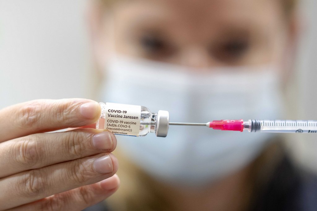 Janssen quer aplicar dose de reforço da vacina contra a Covid-19 nos EUA; entenda