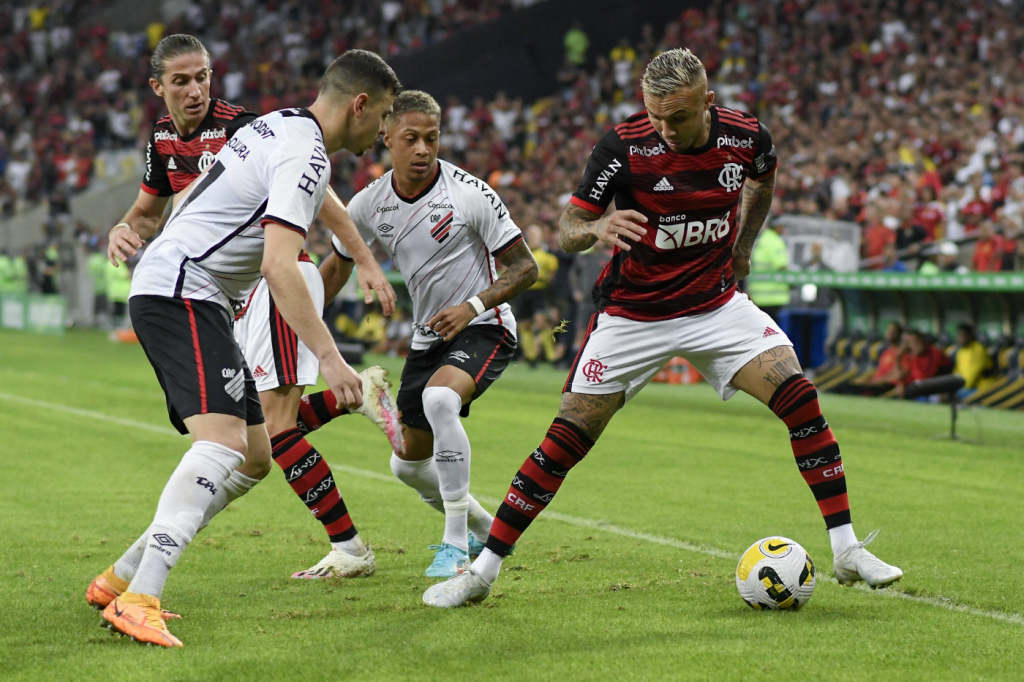 Flamengo e Athletico-PR chegam à final da Libertadores com estratégias distintas na montagem de elenco