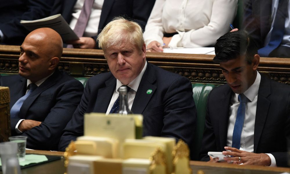 Ministros britânicos renunciam após Johnson nomear acusado de assédio para cargo importante