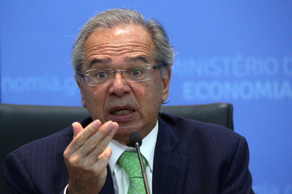 Guedes bate boca ao receber críticas sobre desestatização da Petrobras e deixa local sem responder perguntas