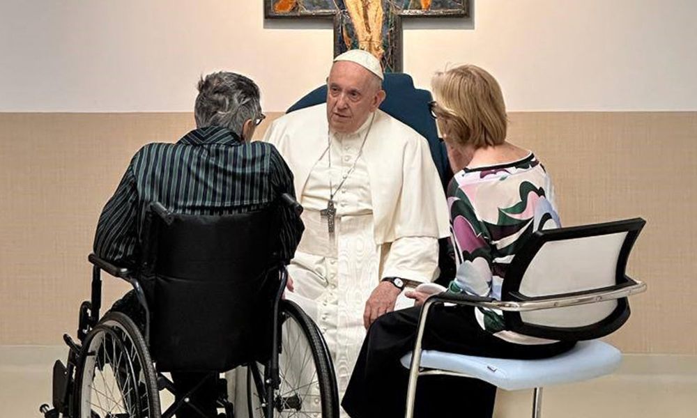 Vaticano anuncia que papa Francisco receberá alta nesta sexta e divulga fotos do pontífice depois da cirurgia
