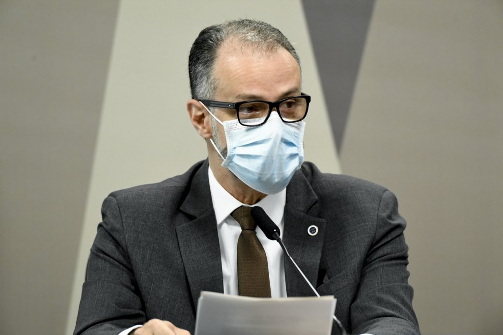 Presidente da Anvisa rebate fala de Bolsonaro sobre vacina e a Aids