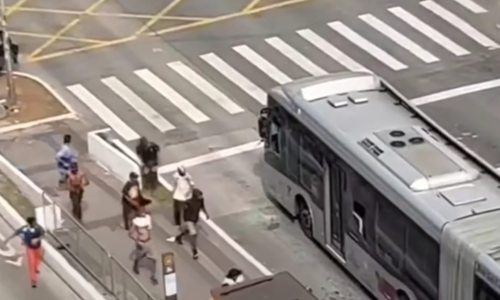 Ônibus é atacado por usuários da Cracolândia no Centro de SP
