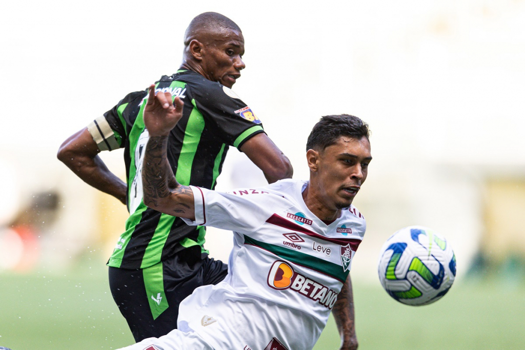 Fluminense afasta zagueiro Vitor Mendes em meio à investigação sobre esquema de apostas