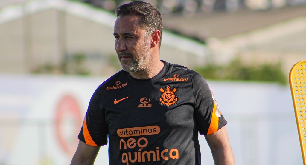 São Paulo x Corinthians: Vitor Pereira tem mais de 58% de aproveitamento em clássicos na carreira