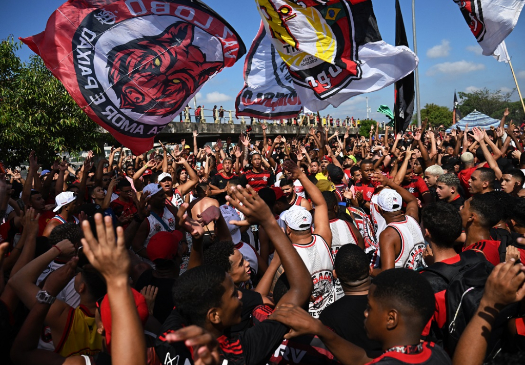 AeroFla: Torcida faz grande festa em embarque do Flamengo para a final da Libertadores; assista