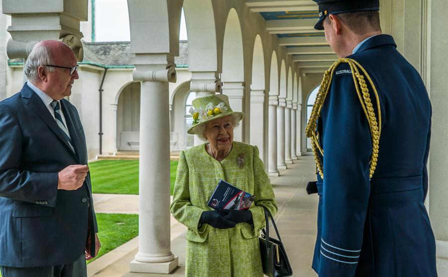 Rainha Elizabeth participa do seu 1º compromisso presencial de 2021