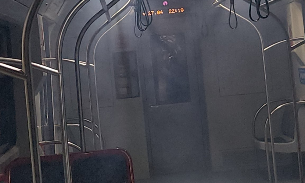 Vagão enche de fumaça após raio atingir trem na Grande São Paulo