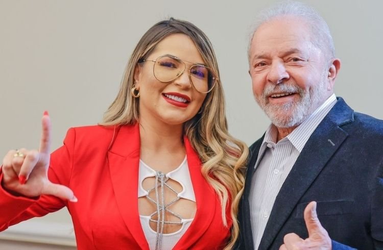Deolane rebate Bolsonaro após presidente dizer que ela e Lula foram ‘feitos um para o outro’