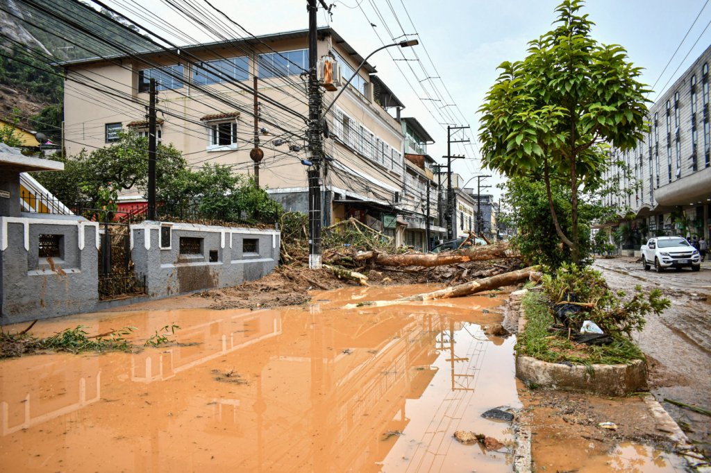 Secretaria da Saúde de Petrópolis alerta para doenças após contato com água de enchentes