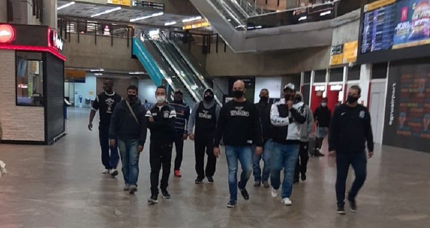 Organizada do Corinthians vai ao aeroporto cobrar delegação, mas não encontra elenco