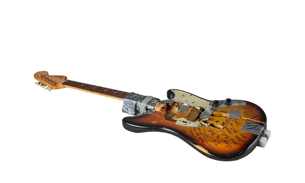 Guitarra quebrada por Kurt Cobain durante show é vendida por R$ 2,5 milhões em leilão