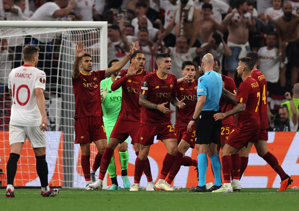Torcedores da Roma agridem árbitro da final da Liga Europa em aeroporto; veja