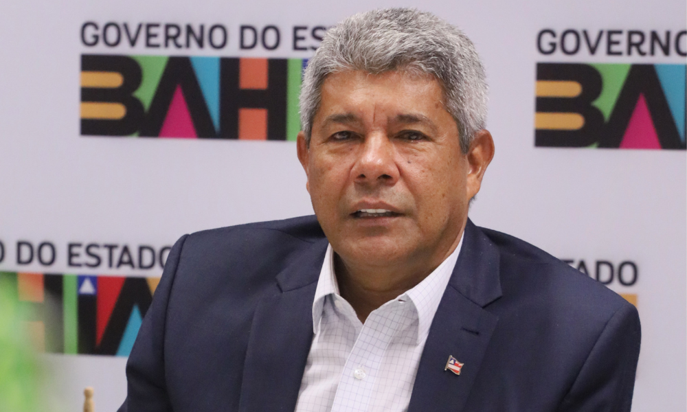 Governador da Bahia assina decreto com auto-premiação