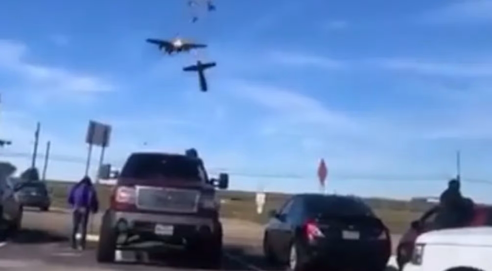 Aviões de combate colidem no ar durante show no Texas; assista