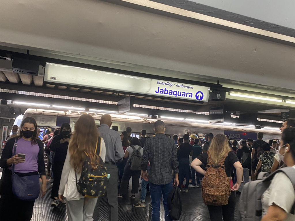 Linha 1-Azul do Metrô de SP tem lentidão e revolta passageiros: ‘Mais um dia passando raiva’